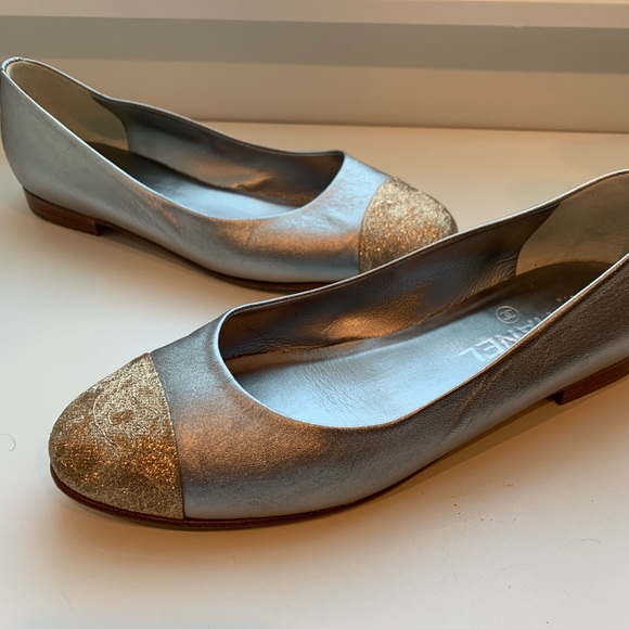 SOLD Chanel Silver with gold accent flats - Picture 3 of 6